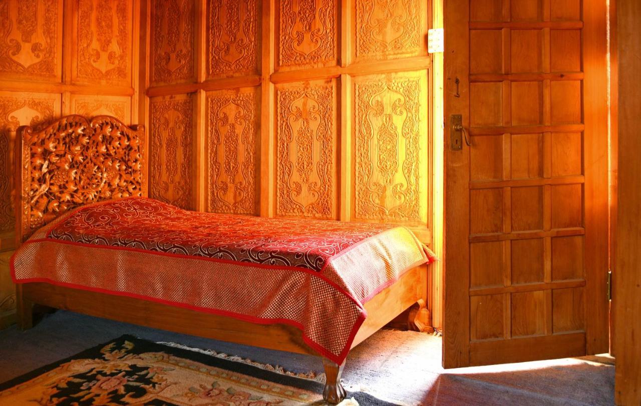 De Laila House Boat By Sterling Hotel Srīnagar Екстериор снимка